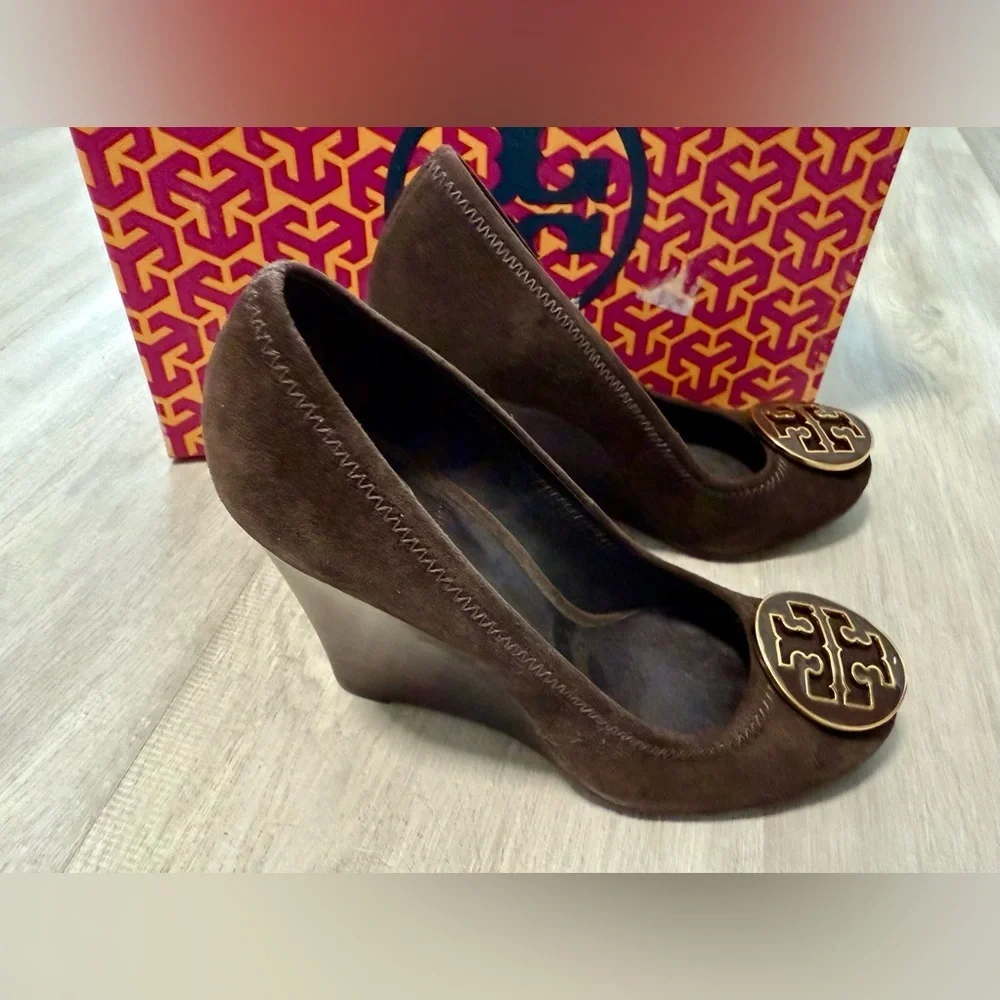 Tory Burch Sophie Brown Suede Wedge Pumps Round Logo  Shoe Size US 5